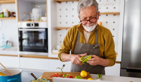 «Φάρμακο» για το μυαλό το μαγείρεμα – Μειώνει τον κίνδυνο άνοιας έως και 30%