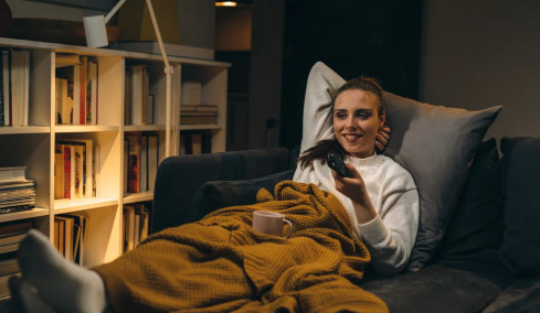 Τα Σαββατοκύριακα γίνεστε σπιτόγατοι; Τότε έχετε αυτά τα 7 μοναδικά χαρακτηριστικά
