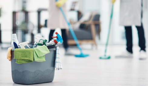 Γιατί «δεν κάνει» να σκουπίζεις τη Μεγάλη Εβδομάδα: Οι δοξασίες των Καθολικών και τι ισχύει στην Ελλάδα