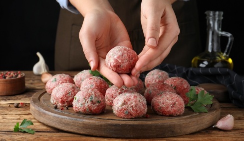 Γιατί τα κεφτεδάκια βγαίνουν σκληρά και στεγνά; Τι κάνουμε λάθος στον κιμά