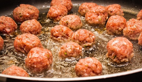 Γιατί διαλύονται τα κεφτεδάκια στο τηγάνι; Tο λάθος στη ζύμη