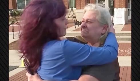 Η συγκινητική στιγμή που μητέρα συναντά την κόρη της μετά από 25 χρόνια: Η μυστηριώδης εξαφάνιση και η σφιχτή αγκαλιά