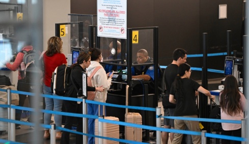 Ο Τραμπ υπόσχεται πως το προσωπικό ασφαλείας στα αεροδρόμια θα λάβει τη μισθοδοσία του 