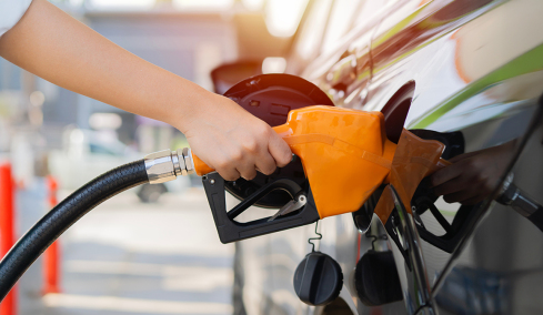 Fuel Pass: Τα πέντε βήματα για να πάρουν την ενίσχυση οι δικαιούχοι, τα εισοδηματικά κριτήρια και η επιδότηση ανά περιοχή