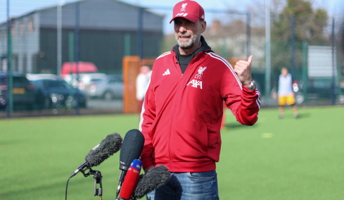 Ο Κλοπ επέστρεψε στο Άνφιλντ και αποθέωσε τον Σαλάχ: Είναι αναντικατάστατος, βίντεο