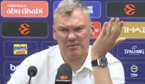 Η ενόχληση του Γιασικεβίτσιους με δημοσιογράφο που διάβαζε ερώτηση από κινητό: «Πήγατε σε σχολή...;»