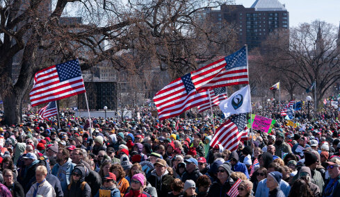 No Kings: Χιλιάδες πολίτες διαδήλωσαν στις ΗΠΑ και την Ευρώπη κατά του Τραμπ και του πολέμου στο Ιράν, βίντεο και φωτογραφίες