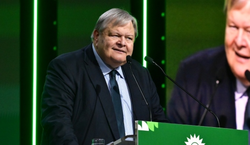 Να διατηρήσει το ΠΑΣΟΚ την πολιτική του αυτονομία ζήτησε ο Βαγγέλης Βενιζέλος μιλώντας στο συνέδριο 