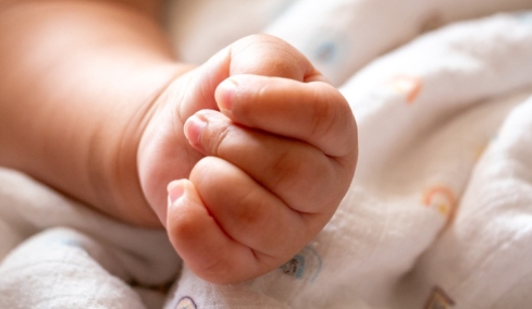 Φρίκη στον Πύργο: Οι γονείς δάγκωναν και χτυπούσαν το 10 μηνών κοριτσάκι τους, σύμφωνα με τον ιατροδικαστή