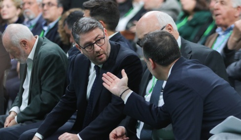 Με δύο υποχωρήσεις Ανδρουλάκη συνεχίστηκε η επιχείρηση ενότητας στο συνέδριο του ΠΑΣΟΚ, ποιες αλλαγές πέρασαν στο καταστατικό