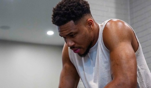 Μήνυμα Αντετοκούνμπο με πολλούς αποδέκτες: Το να προσεύχεστε για την πτώση μου δεν σας κάνει θρήσκους