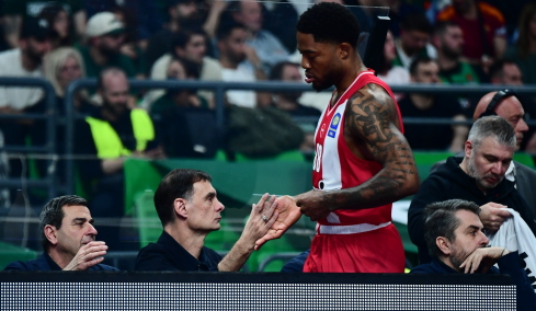 Ολυμπιακός: Αποχώρησε από το ντέρμπι με πρόβλημα στη γάμπα ο Ταϊρίκ Τζόουνς
