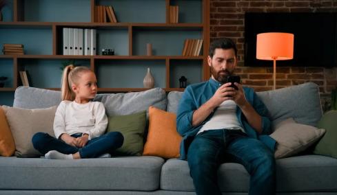 10 σημάδια που «προδίδουν» ότι μεγαλώσατε χωρίς πολλή αγάπη
