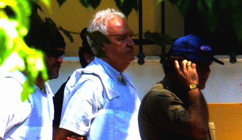 Η σύλληψη του αρχηγού της 17 Νοέμβρη και η αποκάλυψη ότι ο Γιωτόπουλος είχε καθίσει στο ίδιο τραπέζι με τον Κωστή Περατικό, τον άνθρωπο που κατόπιν σκότωσε