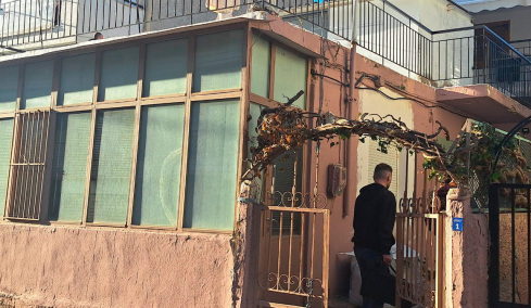 Ημίγυμνη με μια ζώνη στον λαιμό βρέθηκε νεκρή η 59χρονη στον Εύοσμο, ήταν στην Ελλάδα για το μνημόσυνο του παιδιού της
