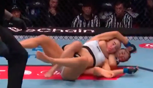 Το πιο άγριο νοκ άουτ σε αγώνα UFC γυναικών: Πρώτα την εξουδετέρωσε με γροθιά στο πρόσωπο και μετά την έπνιξε με λαβή στον λαιμό, δείτε βίντεο