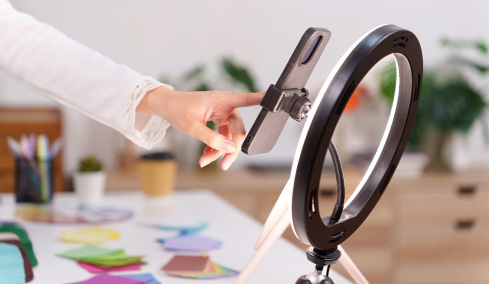 Θύελλα σχολίων για influencer: Ανέβασε φωτογραφίες από την κηδεία της κόρης της
