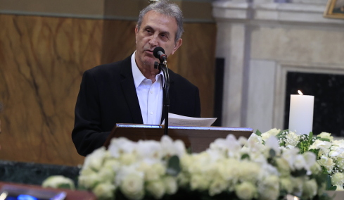 Συγκλόνισε ο Νταλάρας στον επικήδειο για τη Μαρινέλλα: Για μένα πέθανε η δεύτερη μάνα μου που με πήρε παιδί από το χέρι