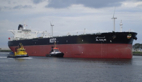 Επίθεση σε δεξαμενόπλοια κοντά στο στενό του Ορμούζ, πυρκαγιές και κίνδυνος ρύπανσης 