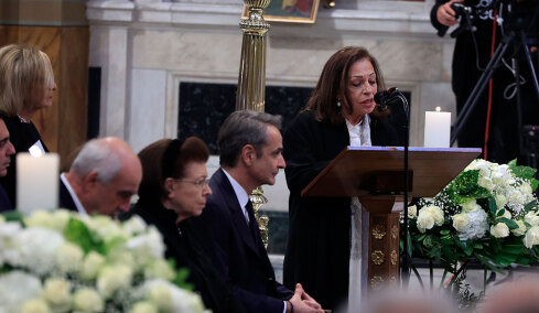 Η Ελλάδα είπε το τελευταίο αντίο στη Μαρινέλλα - Συγκλονιστικοί επικήδειοι από Αλεξίου και Νταλάρα, με χειροκροτήματα έφυγε η σορός από τη Μητρόπολη Αθηνών