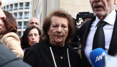 Στην κηδεία της Μαρινέλλας η σύζυγος του Καζαντζίδη: «Με προστάτευσε όταν πέθανε ο Στέλιος, ήταν η μάνα όλου του κόσμου»
