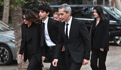 Μαρινέλλα: Σήμερα το τελευταίο αντίο - Με χειροκροτήματα έφτασε η σορός, συγκινημένοι οι συγγενείς της, δείτε βίντεο και φωτογραφίες