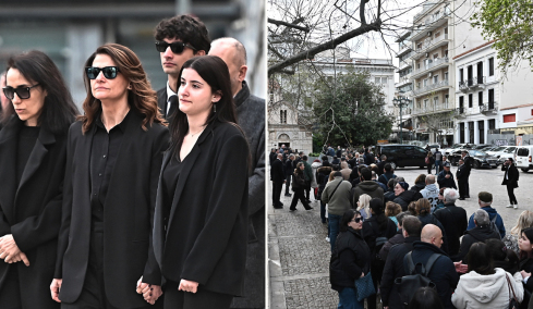 Κόσμος συρρέει στο λαϊκό προσκύνημα για τη Μαρινέλλα στη Μητρόπολη, με δάκρυα στα μάτια η κόρη και τα εγγόνια της