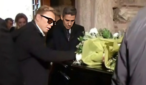 Ο Τάκης Ζαχαράτος «έσπασε» μπροστά από το φέρετρο της Μαρινέλλας στο λαϊκό προσκύνημα

