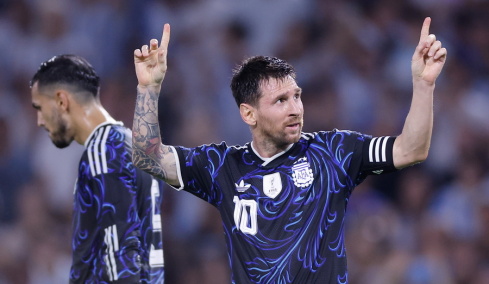 Ωραία κίνηση από τον Μέσι, κάλεσε τον Οταμέντι να εκτελέσει το πέναλτι στο φιλικό της Αργεντινής με τη Ζάμπια, βίντεο