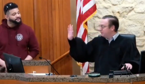 Viral η κατσάδα δικαστή σε τεχνικό στο Τέξας που σχολίασε «λάθος συναγερμός» για βλάβη στα μικρόφωνα, το βίντεο με τα πάνω από 3 εκατ. views