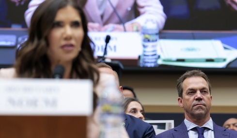 Ο σύζυγος της πρώην υπουργού Εσωτερικών των ΗΠΑ φέρεται να πόζαρε με τεράστιο ψεύτικο στήθος και ροζ σορτσάκι