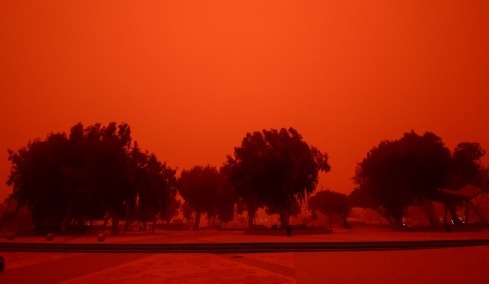 Κρήτη: Αδέλφια τσακώθηκαν μεταξύ τους για την... αφρικανική σκόνη, ο ένας πήρε το μέρος γείτονα που έριχνε νερό για να την απομακρύνει