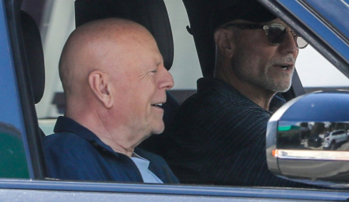 Μπρους Γουίλις: Χαμογελαστός σε νέα εμφάνισή του στο Λος Άντζελες