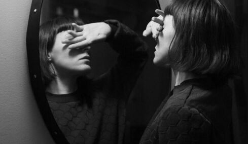 «O γκρεμός του κολλαγόνου»: Γιατί τα σημάδια της γήρανσης αυξάνονται δραματικά μετά τα 45