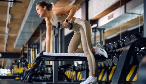 Βάρη – Αντιστάσεις: Η θαυματουργή προπόνηση που «θωρακίζει» μύες, οστά και μεταβολισμό
