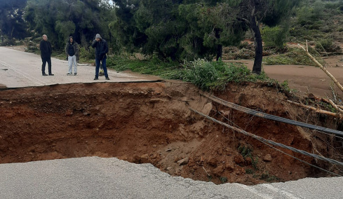 Ένας νεκρός και πλημμυρισμένα σπίτια από την κακοκαιρία στην Αττική: Άνοιξε τρύπα κοντά στη Μαραθώνος, κατέβηκε το βουνό στη Νέα Μάκρη