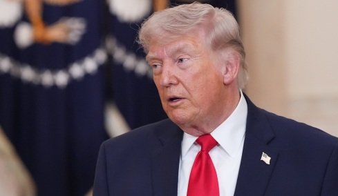 Ο Τραμπ χλεύασε τον Μακρόν σε ομιλία του: Η γυναίκα του τον κακομεταχειρίζεται, ακόμα θυμάται το χαστούκι που του έριξε