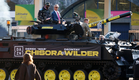 Αυτό θα πει ιστορική... έξοδος: Βρετανός πυγμάχος πήγε στην press conference του τελευταίου του αγώνα με τανκ, βίντεο 