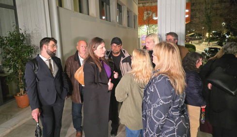 Νέο σόου Κωνσταντοπούλου: Θα μηνύσω την πρόεδρο που δήλωσε αποχή, μας κλείδωσαν έξω από το δικαστικό μέγαρο Λάρισας, βίντεο