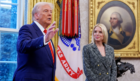 Ο Τραμπ καρατόμησε την υπουργό Δικαιοσύνης Παμ Μπόντι, αλλά την αποκαλεί «πατριώτισσα και φίλη» - Δυσαρεστήθηκε με την υπόθεση Επστάιν