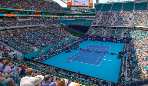 Η εντυπωσιακή μεταμόρφωση του «Hard Rock Stadium» του Μαϊάμι από γήπεδο αμερικανικού ποδοσφαίρου σε court του τένις, βίντεο