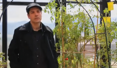 Όταν ο ιδιοκτήτης της ταράτσας με τη στάνη στους Αμπελόκηπους διαφήμιζε τον κήπο του στην WWF, δείτε βίντεο
