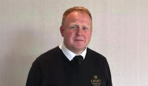 Ιστορία τρόμου στην Αγγλία: Ιδιοκτήτης γραφείου τελετών κρατούσε σορούς νεκρών και έδινε στάχτες αγνώστων (vid)