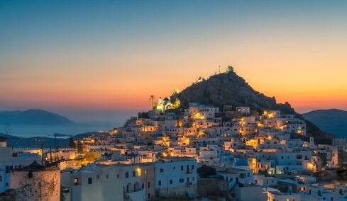 Ελληνικό νησί αποτελεί πόλο έλξης για τη νέα γενιά ταξιδιωτών: «Η Χώρα του από τις πιο όμορφες των Κυκλάδων»
