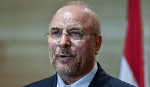 Ο πρόεδρος της ιρανικής Βουλής ειρωνεύεται τις ΗΠΑ: «Από την αλλαγή καθεστώτος… ψάχνουν τους πιλότους»