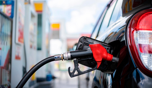 Financial Times: Η Κομισιόν επεξεργάζεται σχέδιο ακόμα και για δελτίο στα καύσιμα, απελευθέρωση αποθεμάτων πετρελαίου