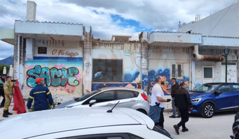 Συνελήφθη ο εργολάβος για το μπαλκόνι που κατέρρευσε και σκότωσε γυναίκα στον Κόρινθο, αναζητούνται μηχανικός, ιδιοκτήτρια και εργάτες