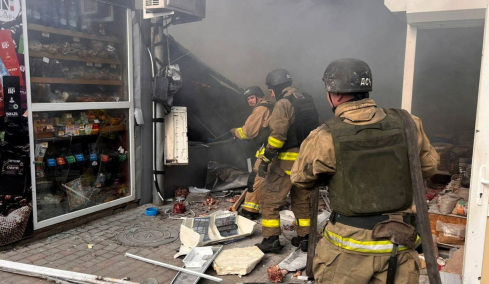 Έξι νεκροί και δεκάδες τραυματίες από ρωσικά πλήγματα σε Νικόπολη και Χερσώνα στην Ουκρανία