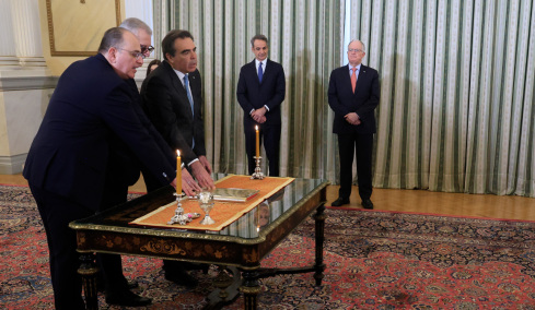 Ορκίστηκαν τα νέα μέλη της κυβέρνησης στο Προεδρικό Μέγαρο, δείτε βίντεο και φωτογραφίες