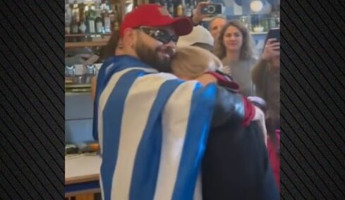 Δάκρυσε ο Ακύλας: Η αγκαλιά με τη μητέρα του σε συνάντηση με την ελληνική κοινότητα των Βρυξελλών